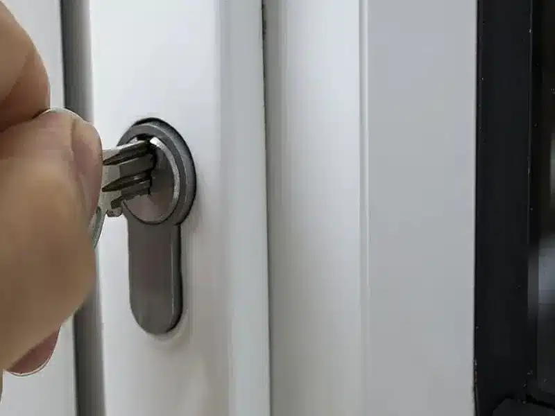 اهمیت قفل شدن صحیح درب پی وی سی